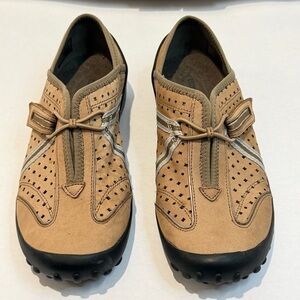 Clarks Collection Womens‎ Perforated Leather Slip On Comfort Shoes Size 6